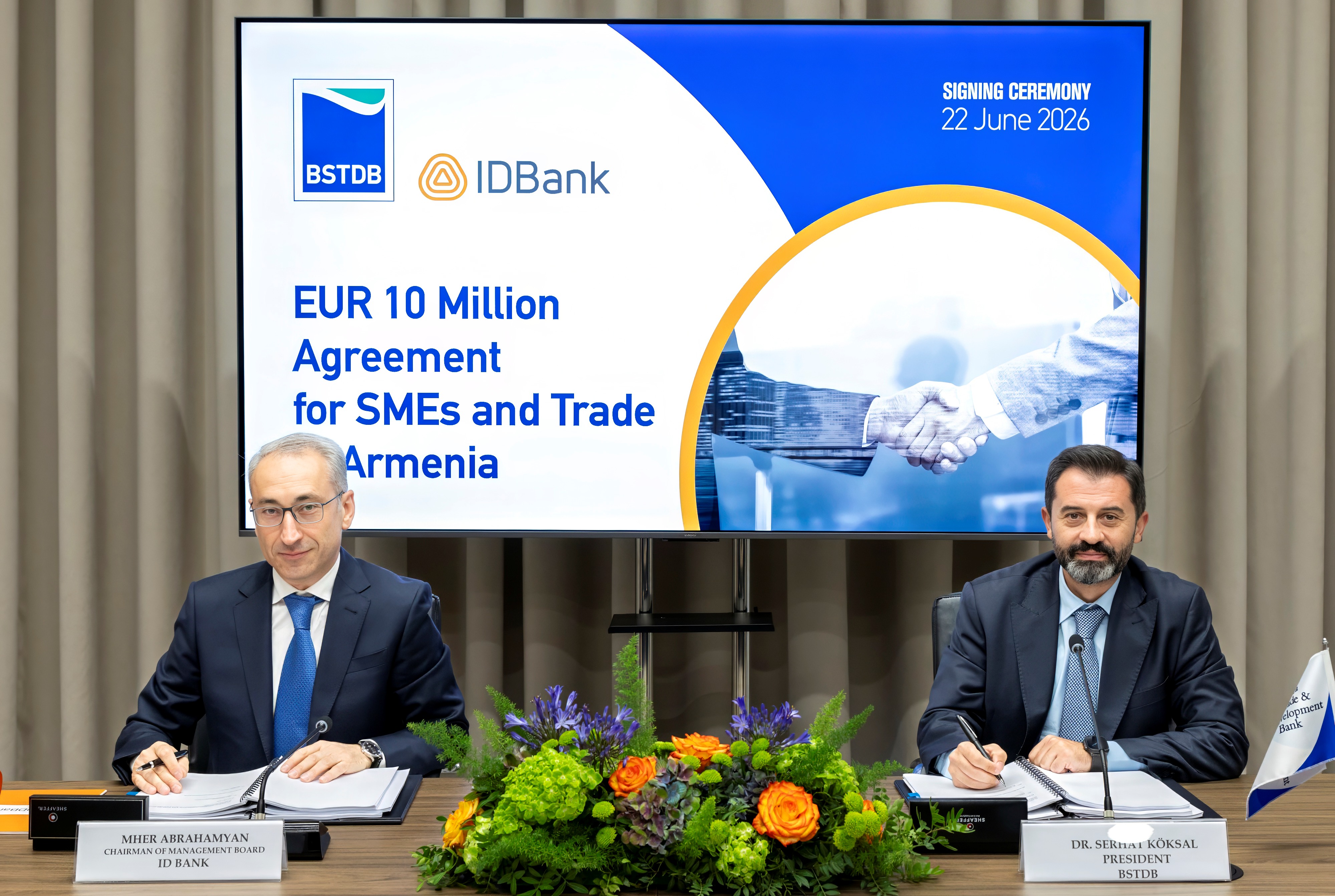 BSTDB President Serhat Köksal and IDBank Chairman Mher Abrahamyan sign a EUR 10 million agreement supporting SMEs and trade in Armenia.